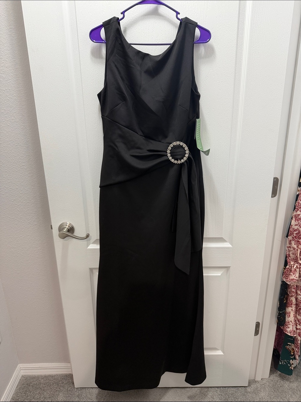 Elegant Black Sleeveless Evening Dress with Jeweled Accent